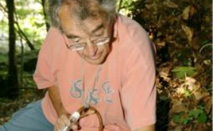 Jean-Michel avec son aspirateur à insectes.