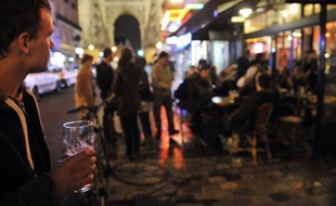 Les 15-30 ans se considèrent globalement en bonne santé malgré un tabagisme en hausse et une multiplication des abus ponctuels d'alcool ou "binge drinking", un mode de consommation en voie de généralisation chez les jeunes en Europe, selon une vaste enquête rendue publique mercredi.