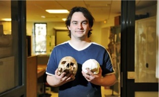 Antoine Balzeau présente le crâne de Cro-Magnon et un moulage du cerveau.
