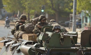 L'armée française, qui est entrée vendredi dans la troisième semaine de son intervention au Mali pour en chasser les islamistes armés, a pour la première fois mené des patrouilles avec l'armée malienne vers Gao, dans le nord, préparant le terrain à l'arrivée probable de troupes africaines.