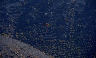 Des pompiers interviennent au Cap de Creus avec un hélicoptère, en Catalogne le 18 juillet 2021.