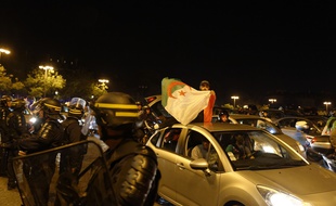 Les supporters algériens fêtent la qualification de leur équipe nationale en finale de la CAN, le 14 juillet 2019 à Paris.