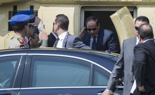 Le nouveau président égyptien Abdel Fatah al-Sissi (c) descend d'un hélicoptère à l'extérieur de la cour constitutionnelle au Caire, où il va à prêter serment, le 8 juin 2014