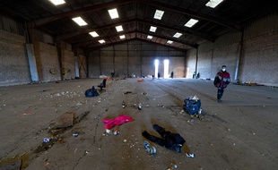 Image du hangar presque vide après le départ des teufeurs à Lieuron, en Ille-et-Vilaine, où une rave party s'est tenue la veille du Nouvel an.
