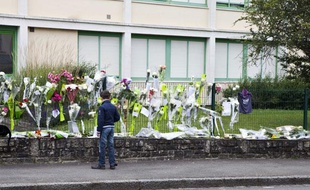 Un élève se recueille devant le collège de Cleunay, à Rennes, le 25 juin 2012.