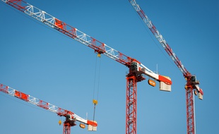 Des grues de chantier, à Issy-les-Moulineaux (Hauts-de-Seine), le 1er avril 2019.