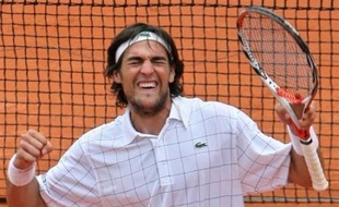 Le Français Jérémy Chardy, 145e mondial, a réussi l'exploit de battre David Nalbandian, 7e mondial, pour atteindre le troisième tour de Roland-Garros, grâce à un succès en cinq sets 3-6, 4-6, 6-2, 6-1, 6-2 jeudi.