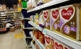 Dumex, filiale du géant français Danone, a annoncé un remaniement de sa direction en Chine, ainsi que des "sanctions disciplinaires" à l'encontre de cadres, après avoir été accusée d'avoir versé des pots-de-vin dans des hôpitaux