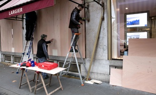 Depuis les premiers actes des gilets jaunes (ici début décembre 2018), cette image, de commerçants en train de protéger leurs boutiques, est devenue commune.