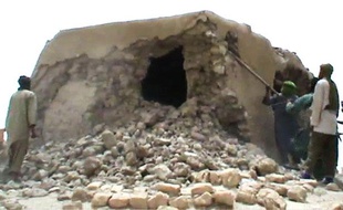 Image tirée d'une vidéo montrant la destruction, par des rebelles islamistes, d'un lieu saint musulman à Tombouctou, le 1er juillet 2012