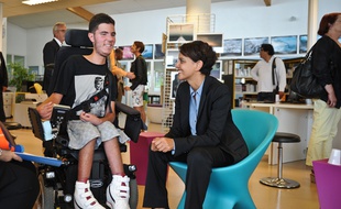 Najat Vallaud-Belkacem discute avec un élève handicapé le 28 août 2015 à La Rochelle,
