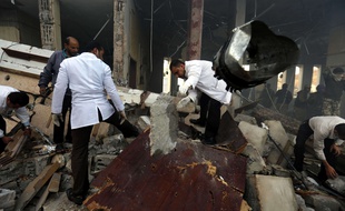 Les secours cherchent des corps dans les décombres de bombardements au Yémen à Sanaa, le 8 octobre 2016.