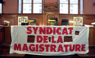 Le Syndicat de la Magistrature, qui avait suscité un tollé la semaine dernière avec son "mur des cons", a reçu lundi une enveloppe contenant de la poudre blanche suspecte, a-t-on appris de sources concordantes.