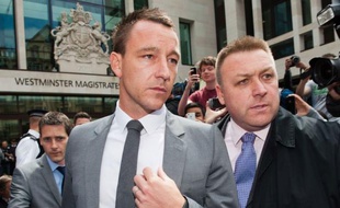 Le défenseur de l'équipe d'Angleterre et de Chelsea John Terry, a été acquitté vendredi dans une affaire d'insultes racistes envers le joueur Anton Ferdinand, à l'issue d'un procès de cinq jours à Londres.