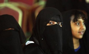 Une haute instance religieuse saoudienne a émis un avis interdisant le travail des femmes comme caissières dans les magasins alors que le gouvernement tente de favoriser l'emploi des Saoudiennes.