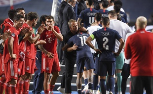 La haie d'honneur du Bayern Munich pour les Parisiens après la finale de la Ligue des champions.