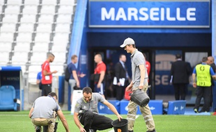 Des jardiniers tentent de réparer la pelouse du Stade Vélodrome de Marseille, le 10 juin 2016.