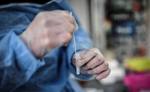 Un infirmier attend les résultats d'un test Covid, le 23 décembre 2021