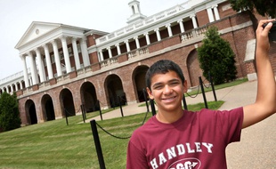 Joseph Rosenfeld, le jeune Américain qui a repéré l'erreur sur une équation exposée au Musée de la Scien ce devant le lycée John Handley , à Winchester, en Virginie, le 23 juin 2015.