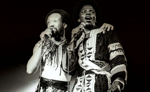 Maurice White (droite) et Philip Baily, du groupe Earth, Wind & Fire, en 1978.