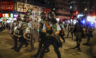 Des policiers anti-émeute déployés à Hong Kong le 14 août 2019