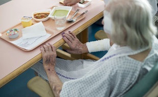 Une personne âgée prend son repas à l'hôpital d'Argenteuil (image d'illustration).