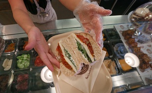 Préparation d'un bagel dans un restaurant strasbourgeois de Bagelstein, le 7 octobre 2014.