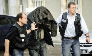 L'une des quatre personnes soupçonnées d'avoir aidé Treiber dans sa cavale,
à son arrivée, hier, au palais de justice d'Auxerre.