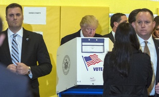 Donald Trump vote à New York lors de l'élection présidentielle américaine, le 8 novembre 2016.