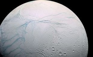 La lune Encélade photographiée par la sonde Cassini en 2009.