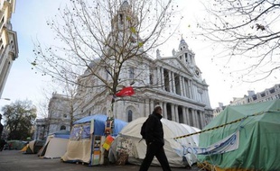 La Haute Cour de Londres a autorisé mercredi l'éviction des manifestants anti-capitalistes installés depuis trois mois devant la cathédrale Saint-Paul, en plein coeur de la City, le quartier des affaires de la capitale britannique.