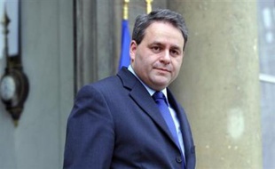 Le ministre du Travail Xavier Bertrand a estimé lundi que la décision de deux magasins Castorama de renoncer à ouvrir le dimanche, en raison des astreintes qu'elles doivent payer, montrait la nécessité de changer une réglementation "à bout de souffle".