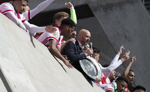 L’entraîneur de l'Ajax, Erik Ten Hag, présentant avec ses joueurs le trophée du champion des Pays-Bas, à Amsterdam le 2 mai 2021.