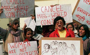 Manifestations féministes contre Miss Monde en Inde en 1996