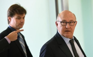 Le ministre des Finances Michel Sapin à son arrivée à la réunion de l'Eurogroup le 13 octobre 2014 à Luxembourg