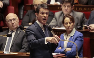 Le Premier ministre Manuel Valls s'addresse au députés lors des questions au gouvernement, à l'Assemblée Nationale, à Paris, le 25 novembre 2015.