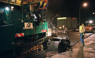 Pose de bitume à l'aide d'une machine.