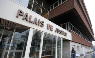 Les parents d'un adolescent de 13 ans qui s'est suicidé vendredi en Savoie ont porté plainte pour "homicide involontaire" et "non-assistance à personne en danger", alors qu'ils avaient déjà porté plainte pour des brimades subies de la part d'autres élèves au collège, a-t-on appris jeudi de source judiciaire.
