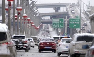 Circulation à Urumqi, capitale de la province ouïgour autonome du Xinjiang, dans le nord-est de la Chine.