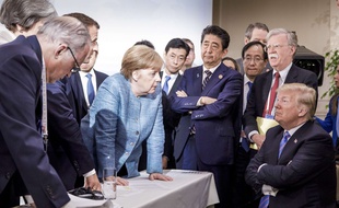 Cette photo, prise par le photographe officiel du gouvernement fédéral allemand, montre Angela Merkel, parlant avec Donald Trump lors du G7 à La Malbaie, au Canada, le 9 juin 2018.