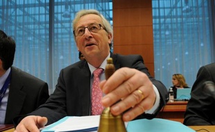 Le président de l'Eurogroupe Jean-Claude Juncker a exprimé mardi son "ferme engagement pour assurer la stabilité de la zone euro dans son ensemble", après l'abaissement de la perspective de la dette publique de trois pays, dont l'Allemagne, par l'agence de notation Moody's.