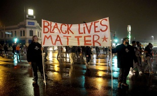Des manifestants brandissent une pancarte sur laquelle est écrite «La vie des noirs a de l'importance», le 23 novembre 2014.