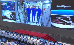 Vu depuis le centre spatial chinois, les trois astronautes chinois dans la station spatiale, fin juin.