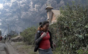 Onze personnes ont été tuées samedi après avoir été englouti par les nuages de cendres brûlants du volcan Sinabung en Indonésie lors de sa plus forte éruption de ces derniers jours, ont indiqué des responsables.