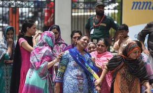 Des femmes pleurent des proches tués dans une attaque contre un autobus transportant des musulmans de la minorité chiite le 13 mai 2015 à Karachi