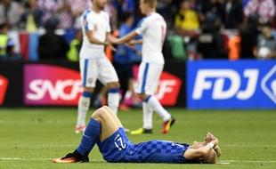 Le défenseur croate Domagoj Vida est effondré après avoir subi une drôle de remontée ce vendredi (2-2).