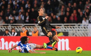 Le Real Madrid a pris les commandes du Championnat d'Espagne après une victoire compliquée (1-0) sur la pelouse de la Real Sociedad, le Barça ayant de son côté balayé Majorque au Camp Nou (5-0) avec un triplé de Messi, samedi lors de la 11e journée.