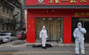 Cette photo d'un homme mort à Wuhan est accusée d'induire le public en erreur par certains.