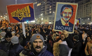 Des dizaines de milliers de personnes manifestent à Bucarest contre un assouplissement de la législation anti-corruption en Roumanie, le 1er février 2017.