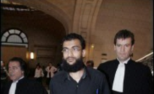 "Je savais par les médias que ces camps existaient", a admis Khaled Ben Mustapha, 34 ans, "mais je ne savais pas que des Français y allaient (...) Moi, je n'ai jamais mis les pieds dans un camp militaire, j'ai seulement manipulé une kalachnikov..."